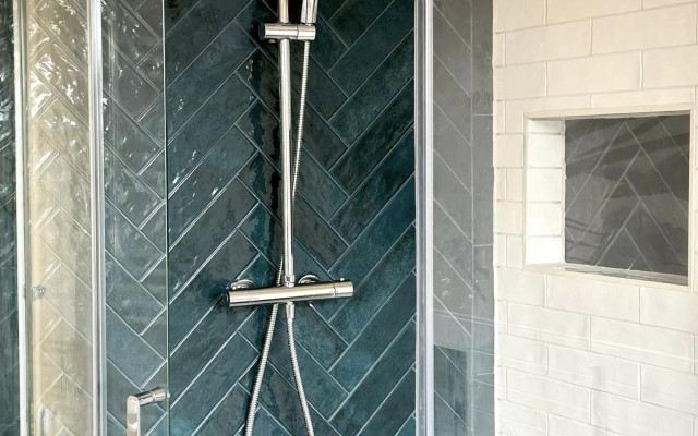 Shower-herringbone-tiles